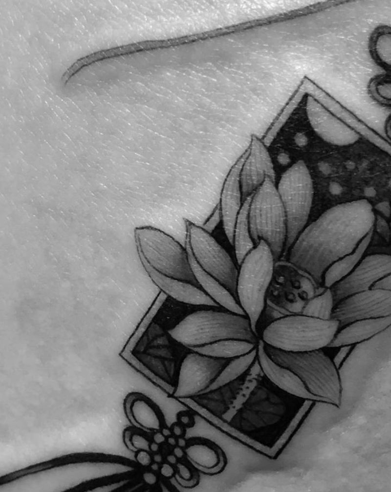 御守纹身图片_臀部纹身图案