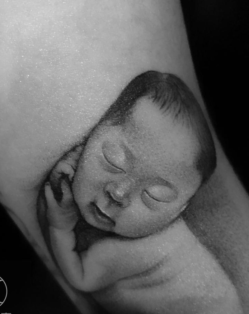 微雕小肖像纹身图片_手臂欧美写实纹身图案