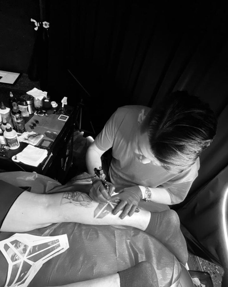 纪念科比纹身图片_腿部欧美写实纹身图案