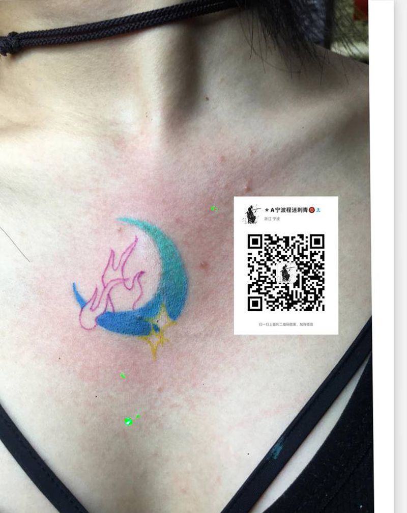 渐变月亮纹身图片_胸部几何水彩小清新纹身图案