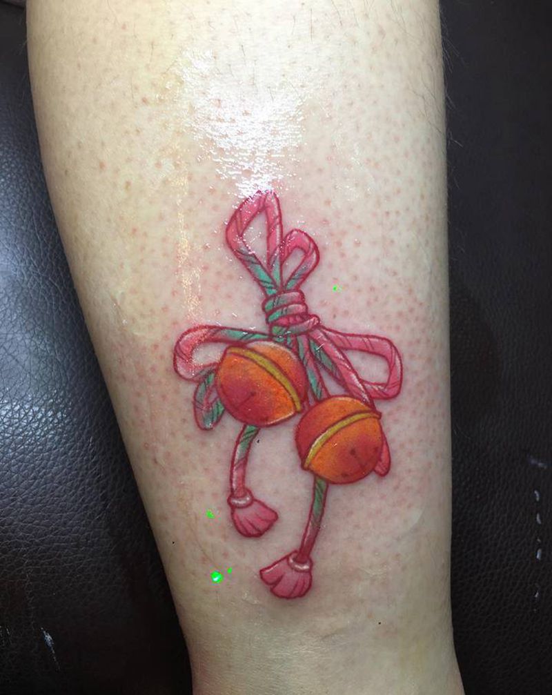 铃铛纹身图片_脚部新传统小清新纹身图案