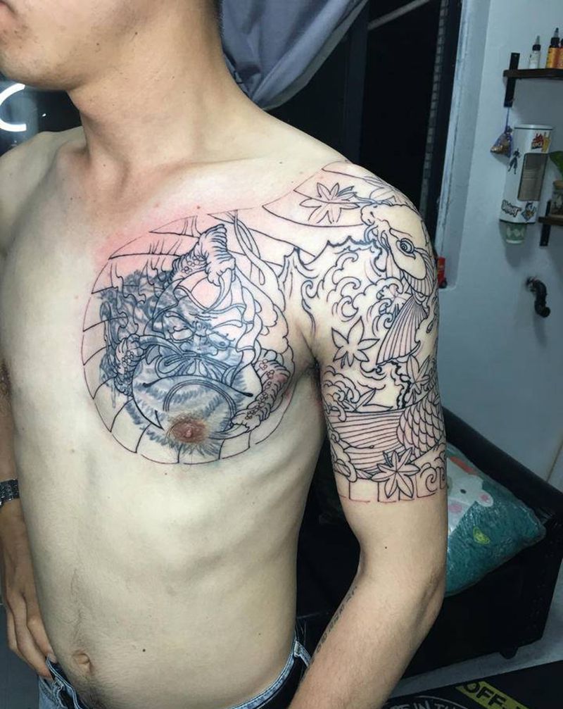 老传统半甲遮盖旧图纹身图片_胸部肩部老传统鱼 达摩蛋纹身图案