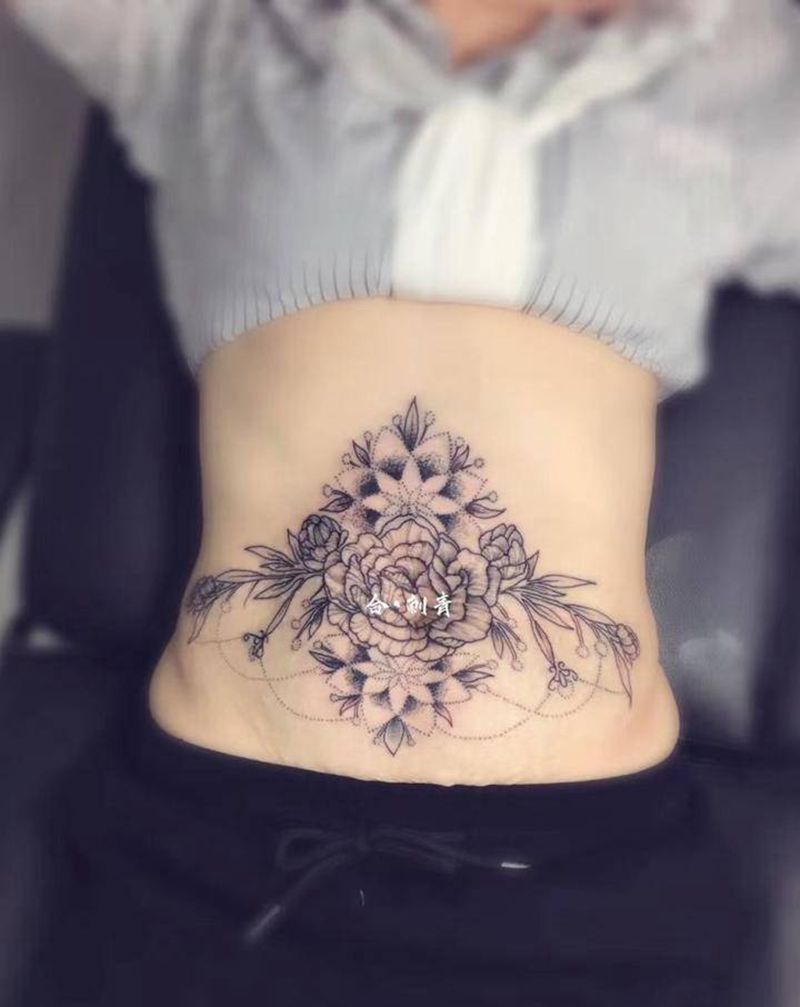遮盖妊辰纹纹身图片_腹部点刺素花类纹身图案