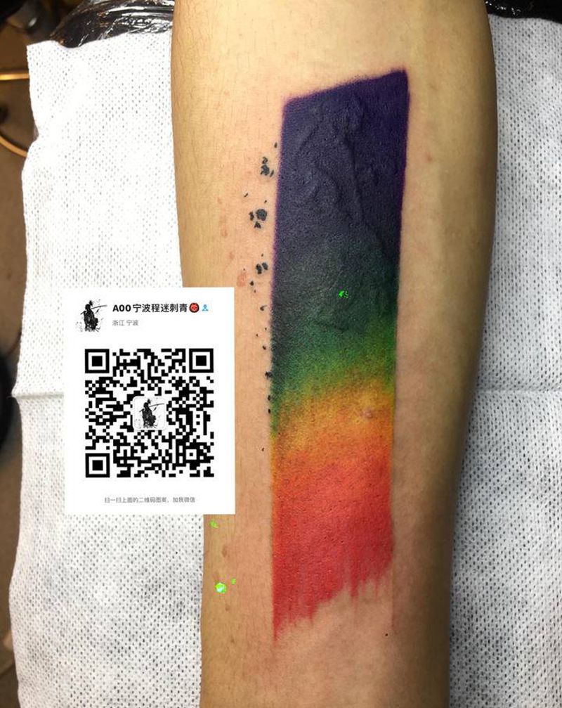 彩虹纹身图片_手部水彩几何彩虹遮盖纹身图案