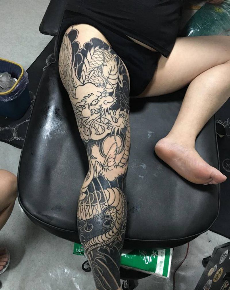 老传统花腿未完纹身图片_腿部老传统龙纹身图案