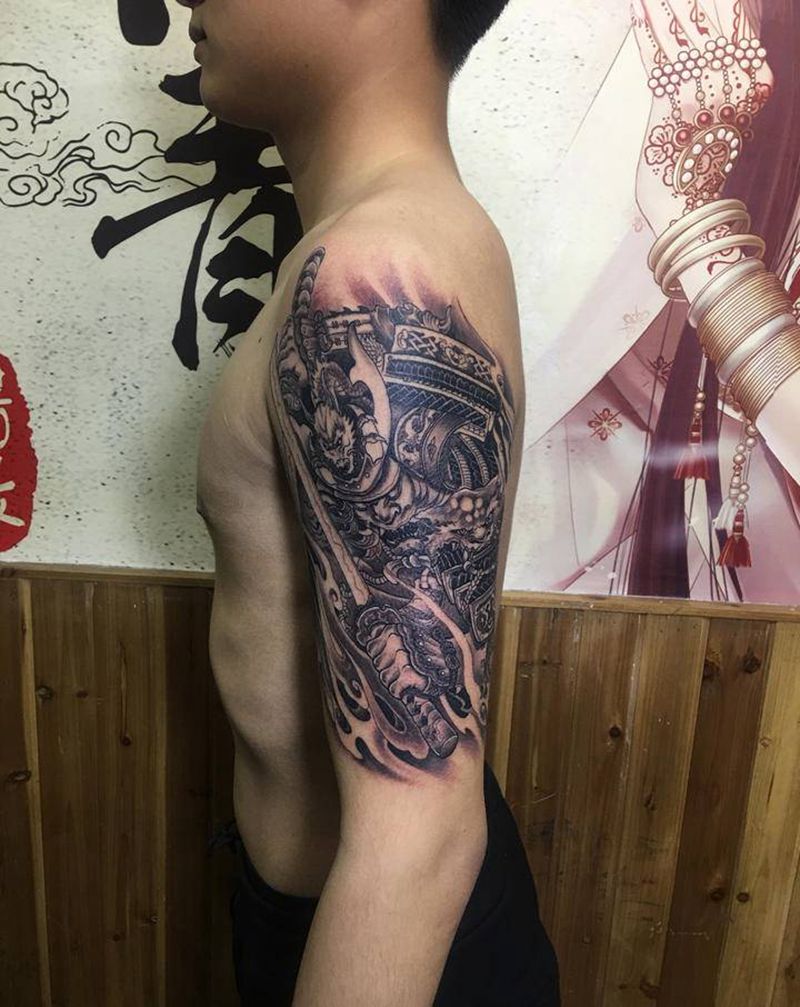 大臂武士纹身图片_手臂新传统纹身图案