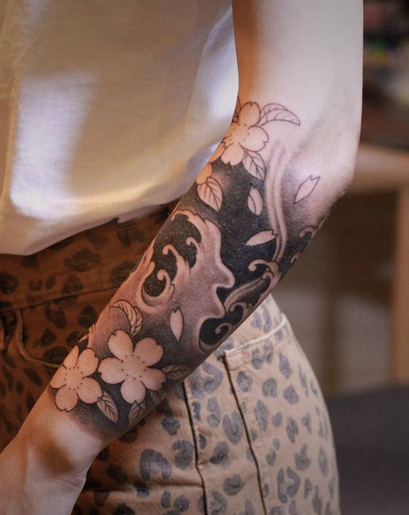 等花上红～纹身图片_手臂新传统纹身图案