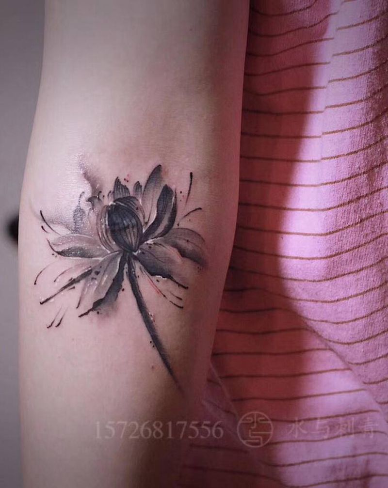 荷花盖疤纹身图片_手臂水墨纹身图案