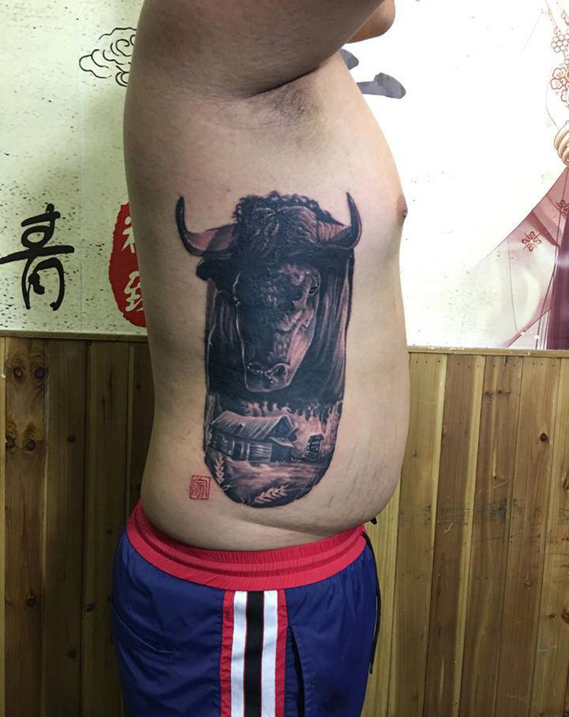 牛纹身图片_腰部欧美写实纹身图案