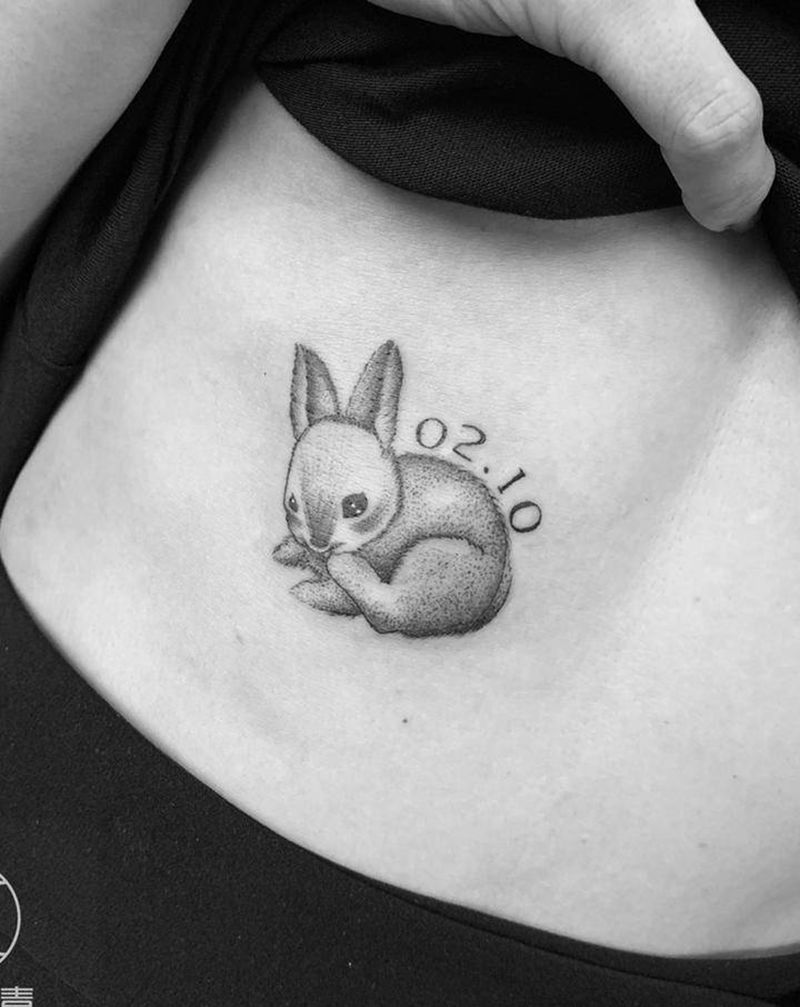 小兔子遮盖纹身图片_腹部点刺纹身图案