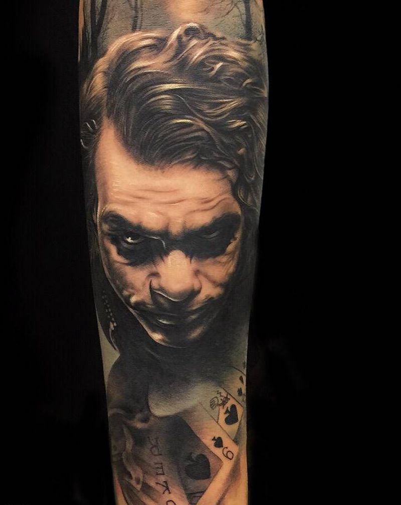 小丑纹身图片_手臂欧美写实小丑纹身图案