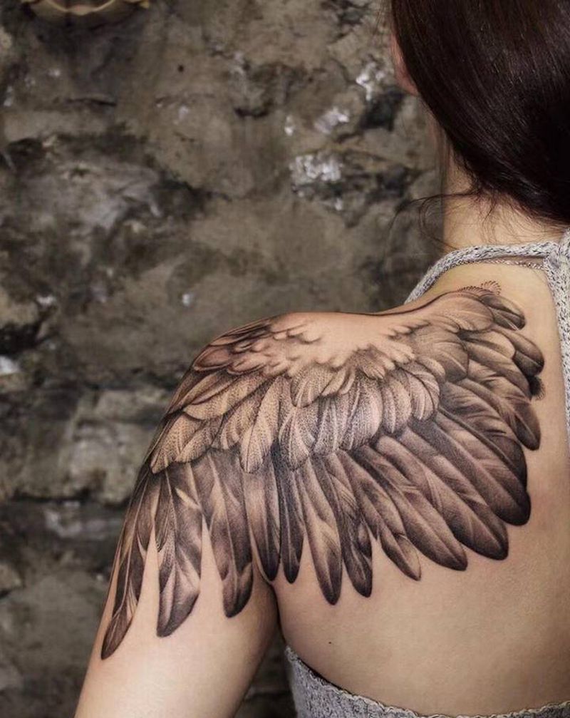 翅膀纹身图片_肩部欧美写实翅膀纹身图案