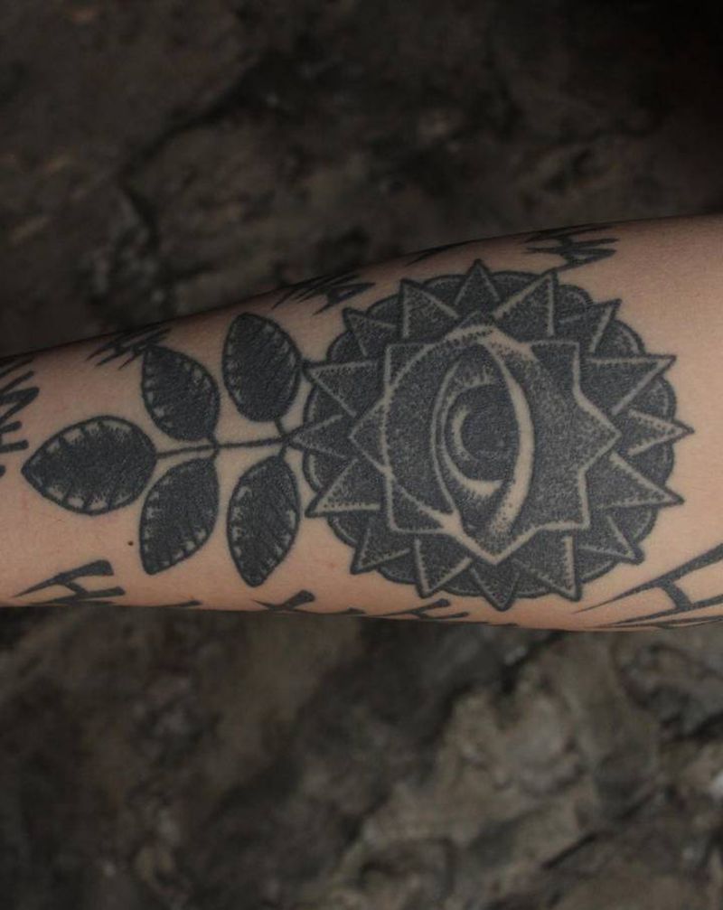 遮盖旧纹身纹身图片_手臂欧美写实水墨纹身图案