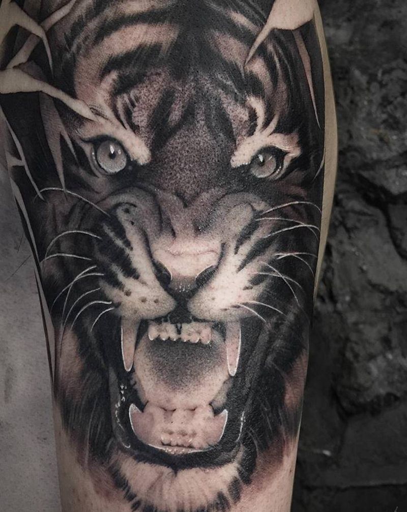 老虎出更纹身图片_手部欧美写实老虎纹身图案