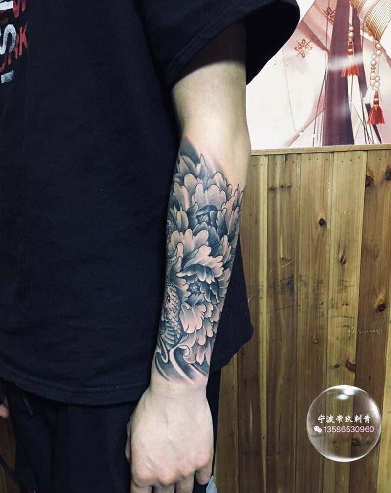 社戏牡丹纹身图片_手臂新传统纹身图案