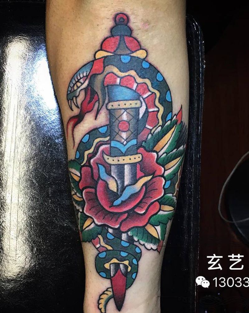 玫瑰与蛇纹身图片_手臂Old School纹身图案
