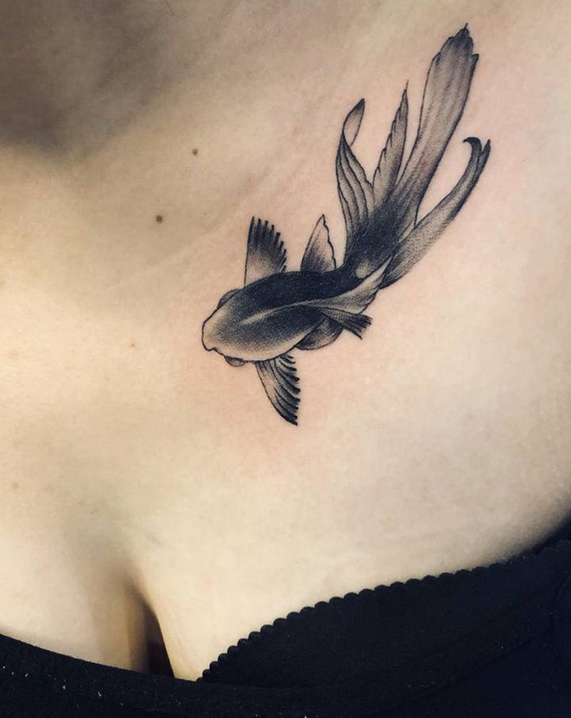 金鱼纹身图片_胸部纹身图案