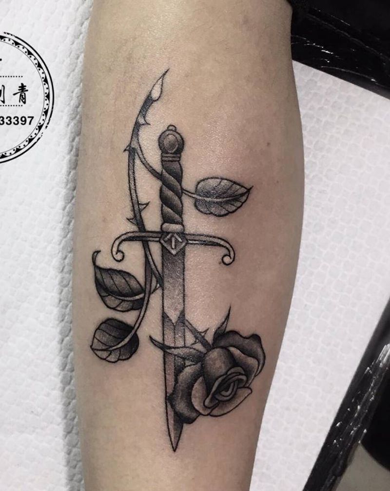 玫瑰纹身图片_手部纹身图案