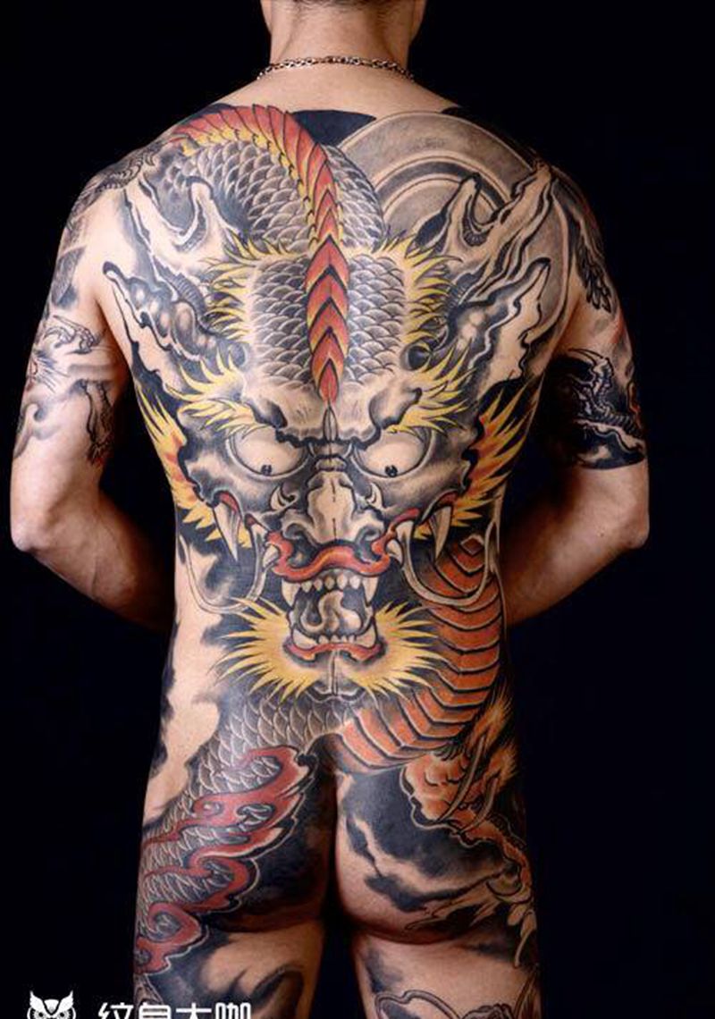 龙纹身图片_背部臀部水墨老传统龙满背全胛纹身图案