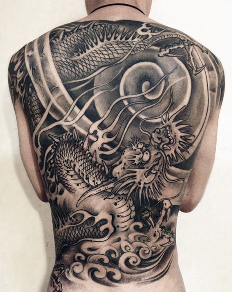 龙纹身图片_背部腰部水墨老传统纹身图案