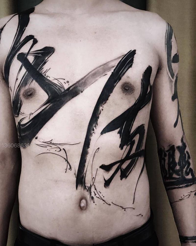 逆流纹身图片_胸部腹部水墨花体字水墨书法图腾纹身图案