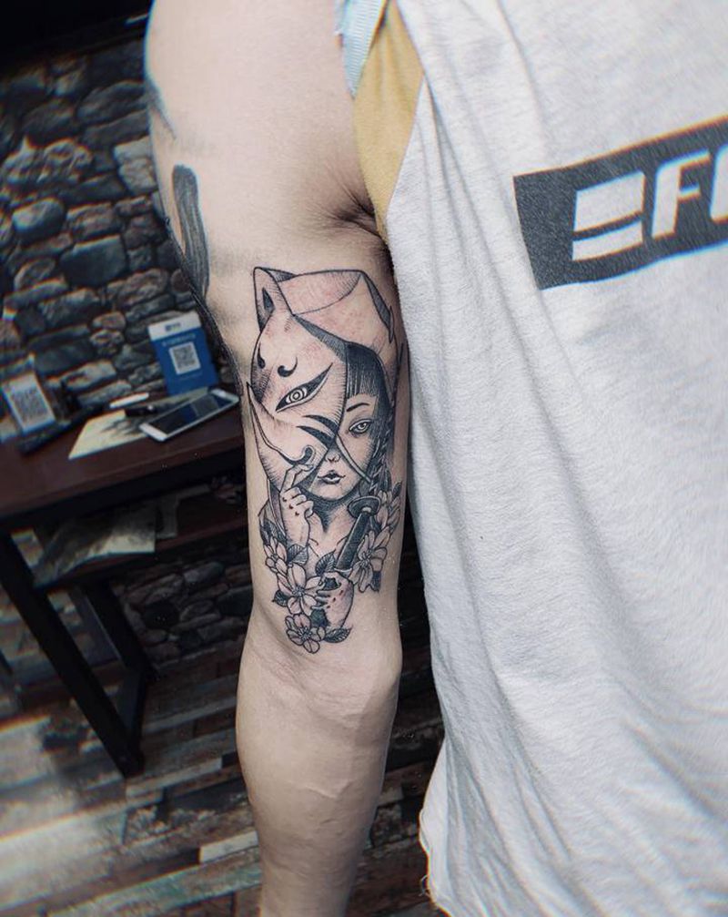 面具女孩纹身图片_手部点刺纹身图案