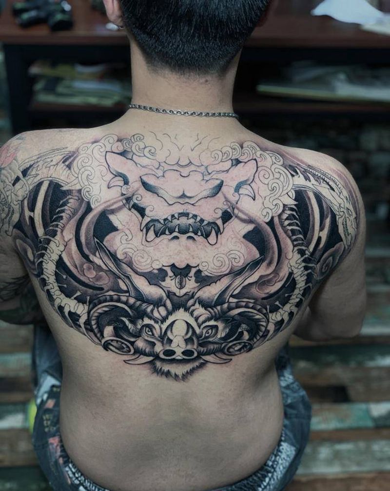 唐狮鹿头龙骨纹身图片_背部新传统水彩纹身图案