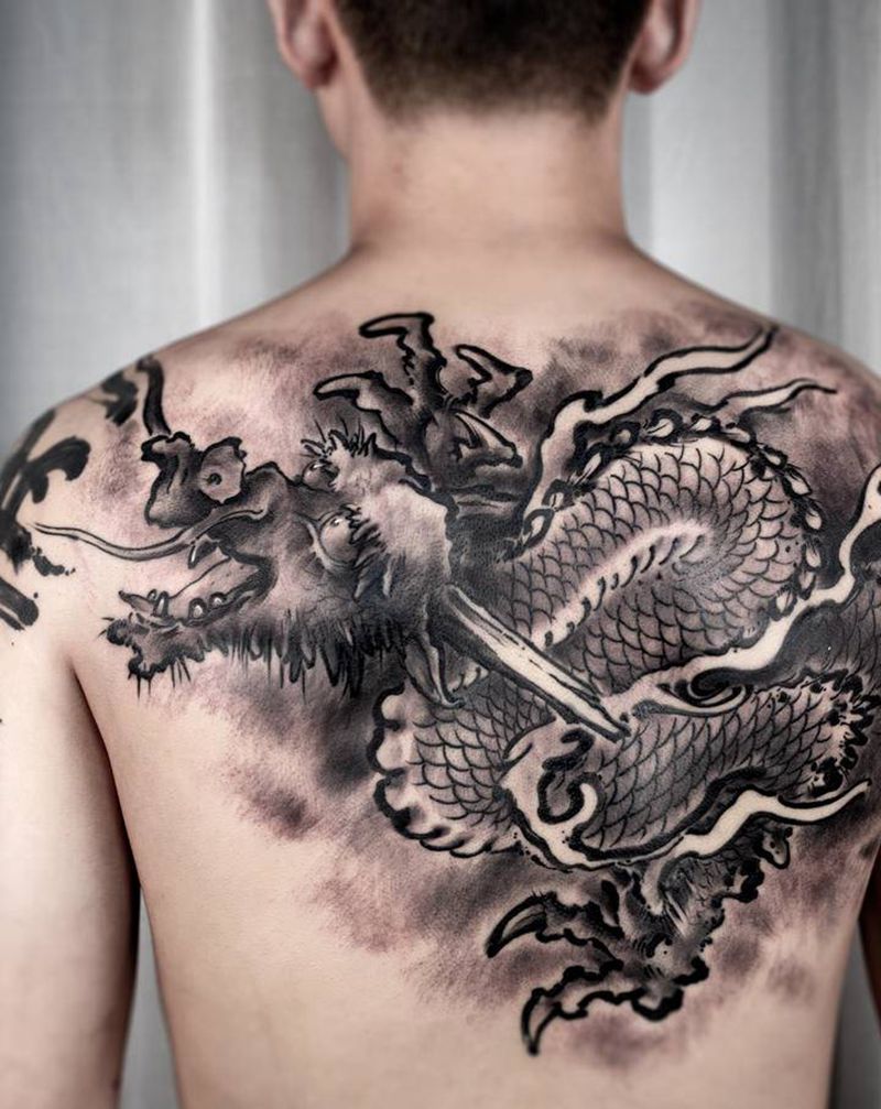 龙纹身图片_背部肩部水墨老传统纹身图案