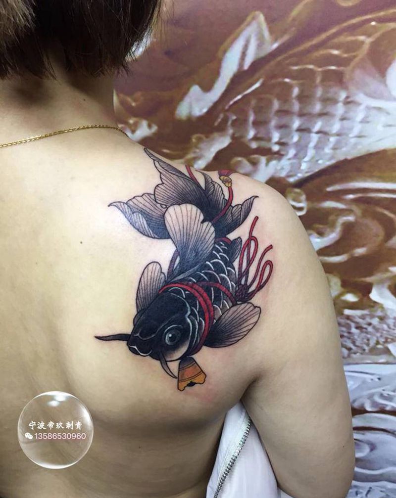 金鱼遮盖纹身图片_肩部新传统纹身图案