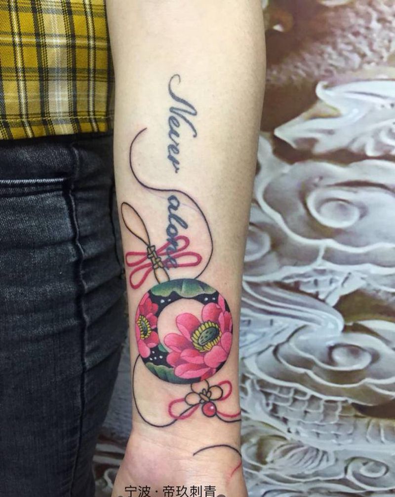 小挂坠纹身图片_手臂新传统纹身图案