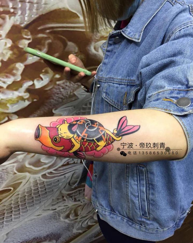 小招财鱼纹身图片_手臂新传统纹身图案