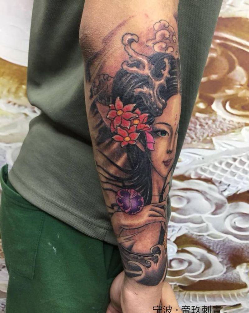 小臂艺妓纹身图片_手臂新传统纹身图案