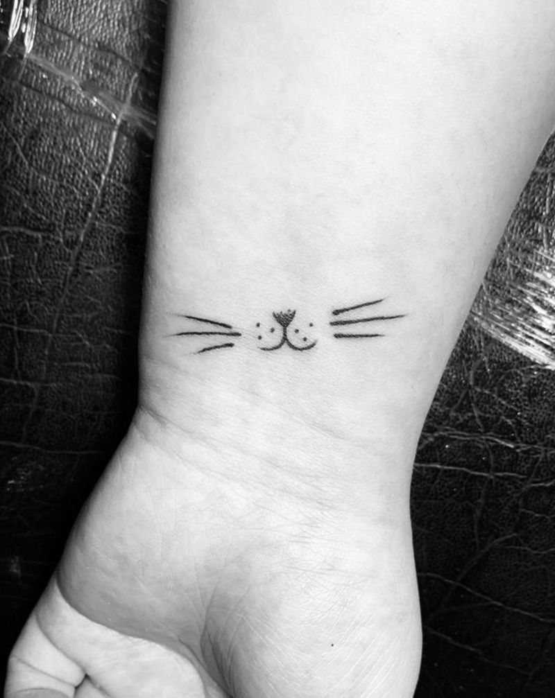 字母纹身，黑色小图纹身纹身图片_脚部手部花体字几何纹身图案