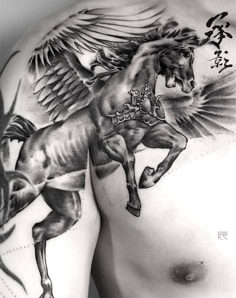 马纹身图片_胸部肩部欧美写实水墨纹身图案