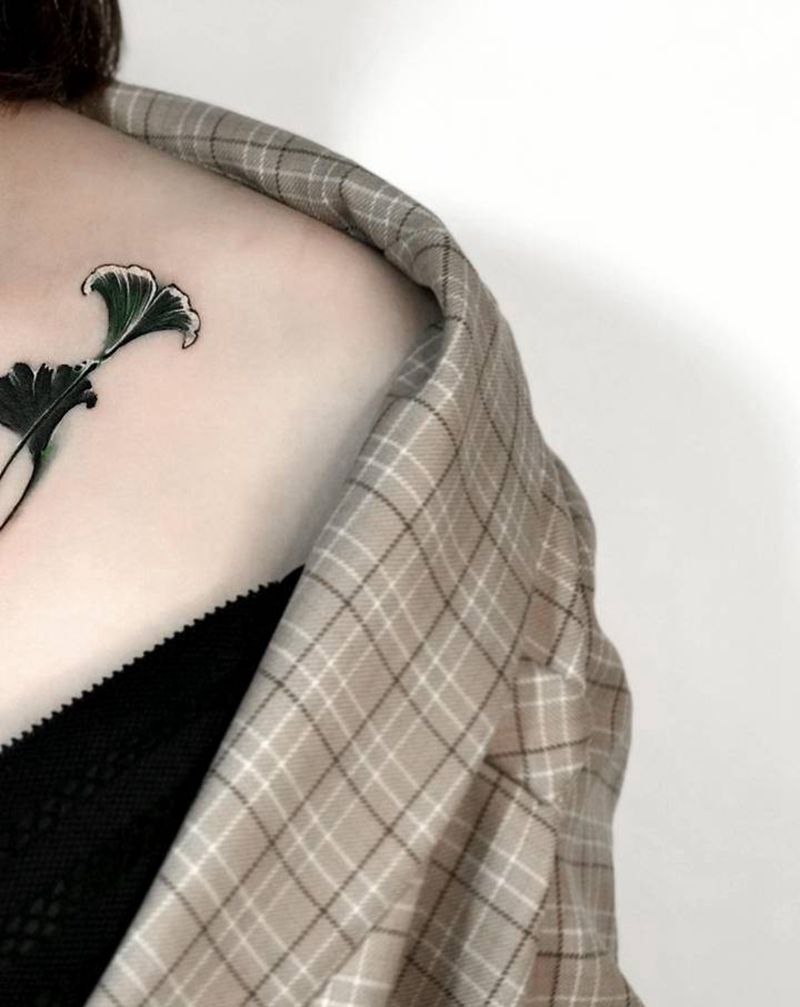 银杏叶纹身图片_胸部肩部水墨水彩纹身图案