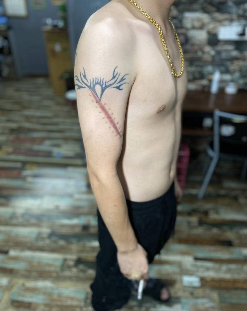 大臂龙遮盖纹身图片_手臂新传统纹身图案