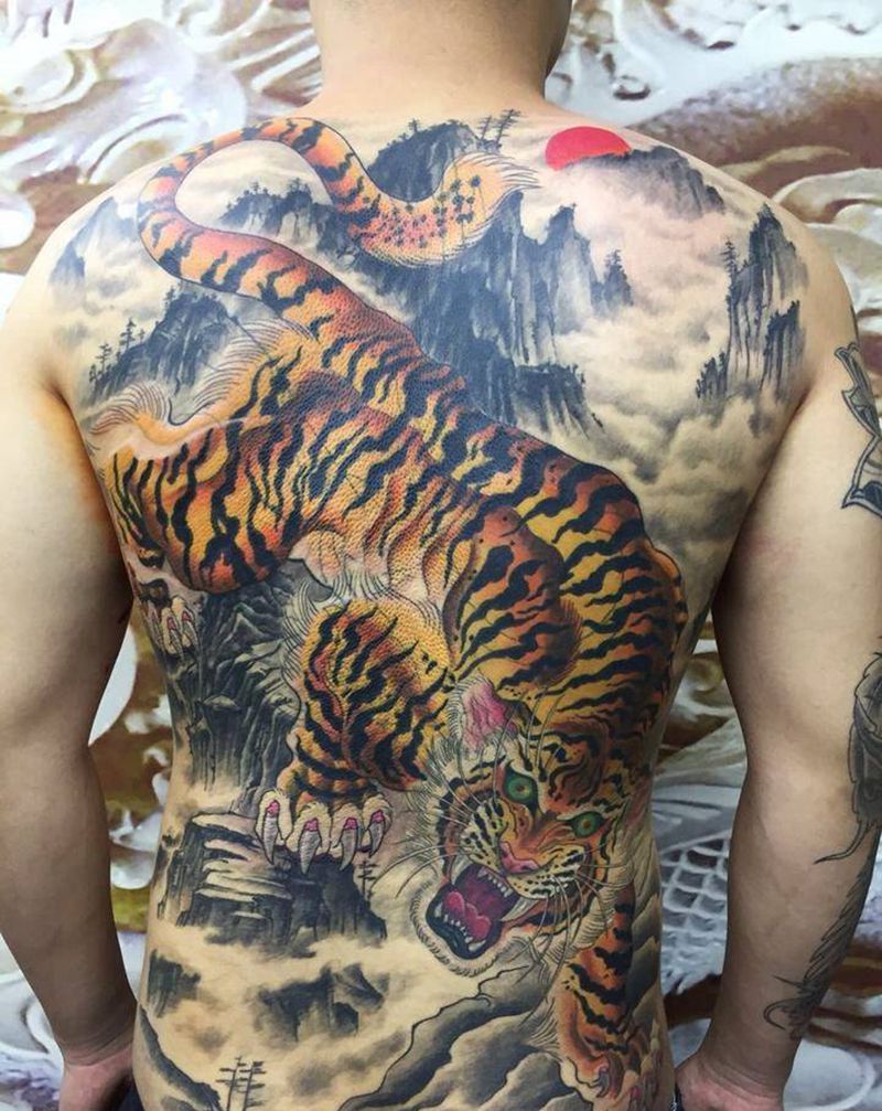 满背下山虎纹身图片_背部新传统纹身图案