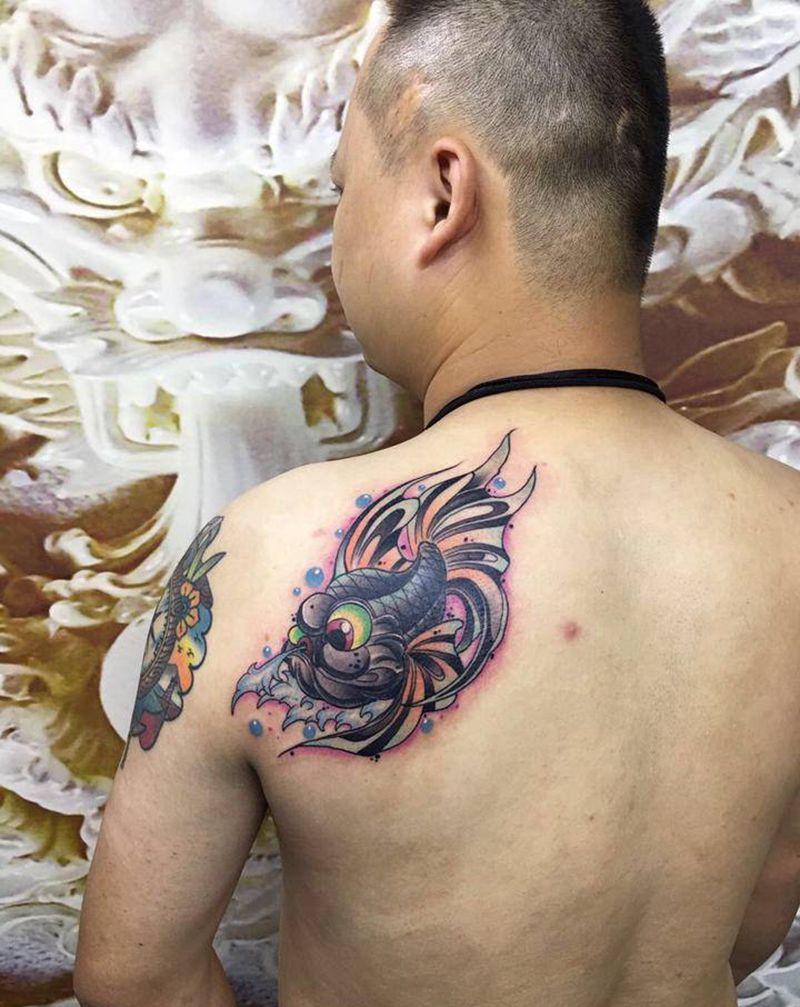 小金鱼纹身图片_背部新传统纹身图案