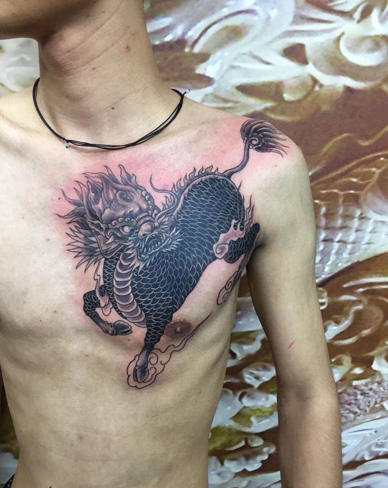 胸口麒麟遮盖纹身图片_胸部新传统纹身图案