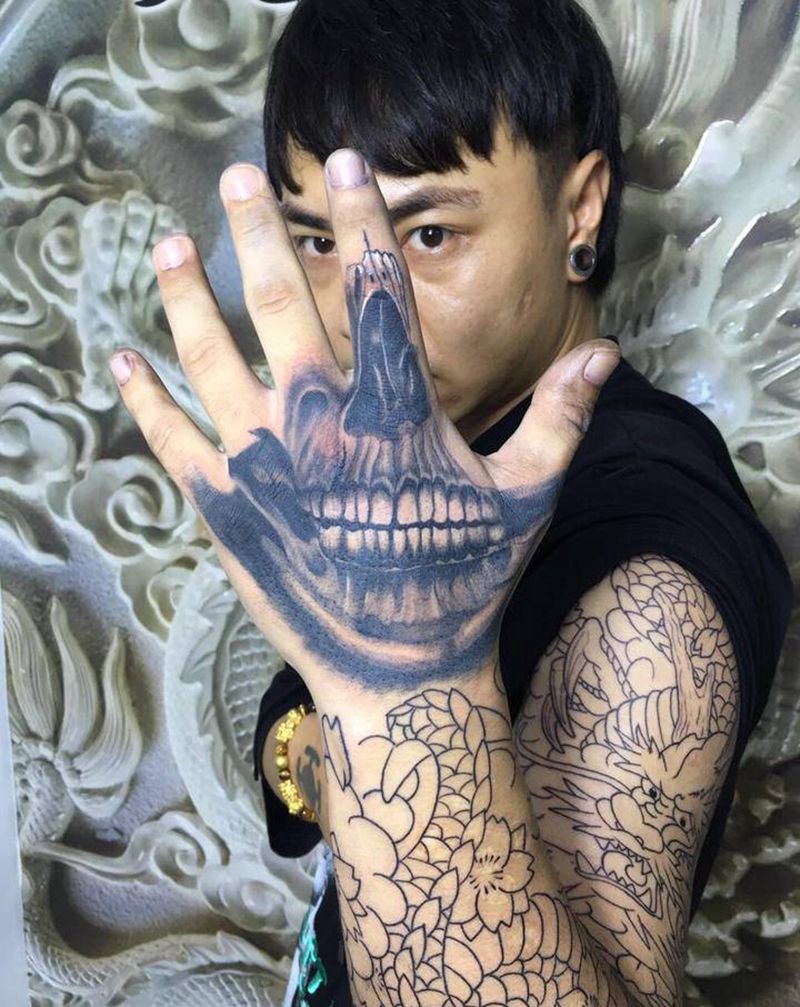 骷髅花手纹身图片_手部欧美写实纹身图案
