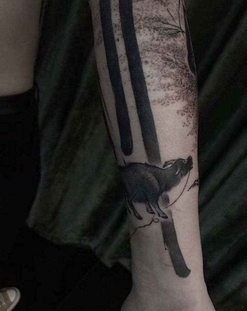 牛牛儿纹身图片_手臂手部老传统水墨纹身图案