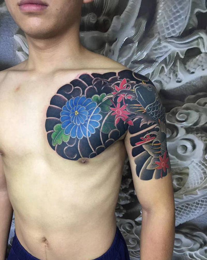 日式半胛纹身图片_胸部老传统纹身图案