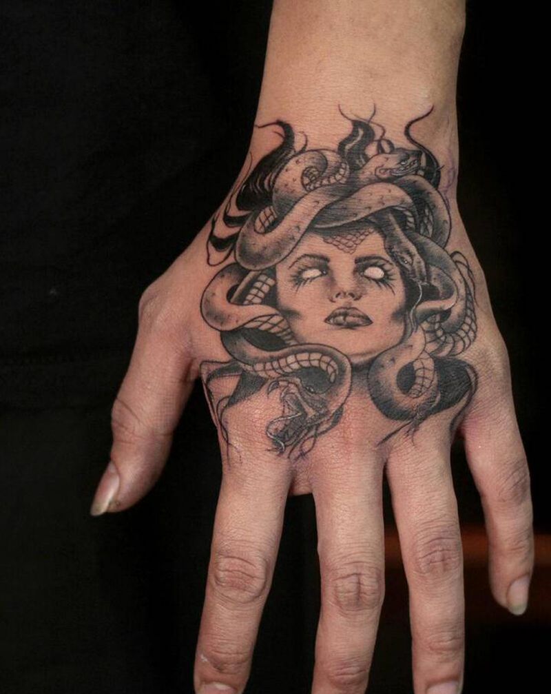 美杜莎纹身图片_手部欧美写实纹身图案
