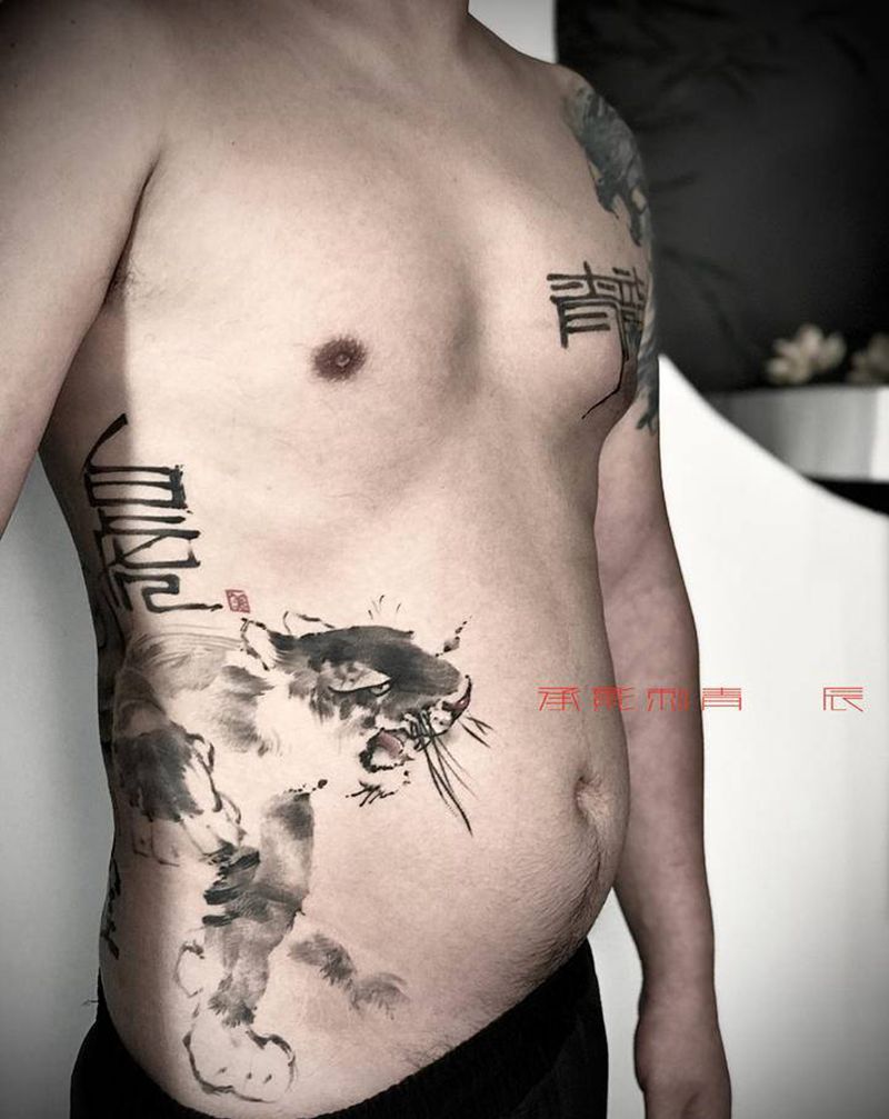 青龙 白虎纹身图片_腹部腰部老传统水墨虎 龙 书法纹身图案