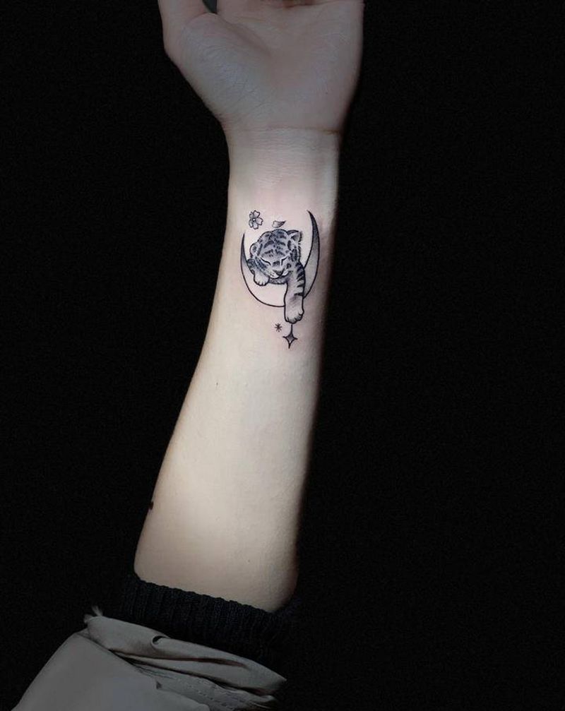 老虎纹身纹身图片_手臂新传统点刺纹身图案
