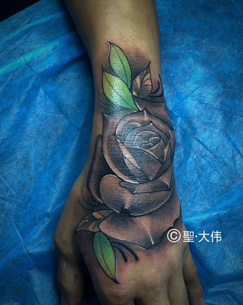 手背花纹身纹身图片_手部欧美写实花纹身图案