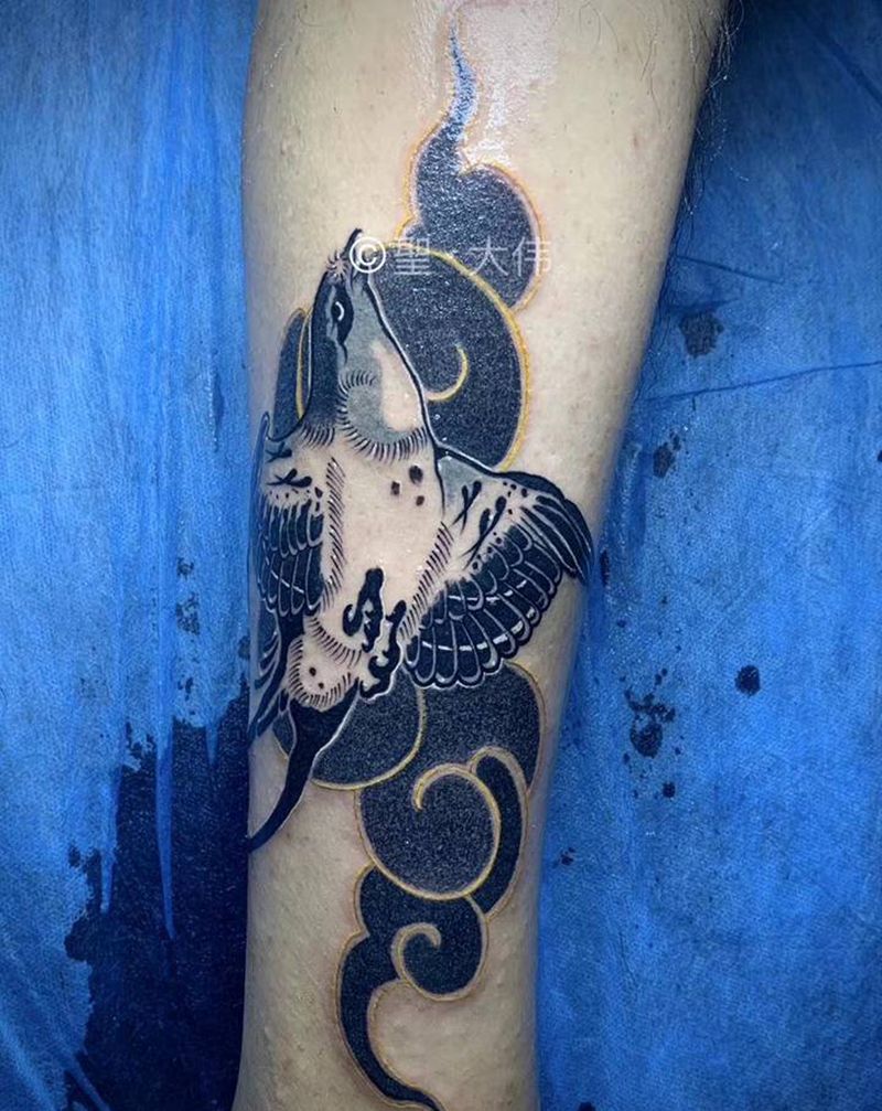 燕子纹身纹身图片_腿部新传统燕子纹身图案