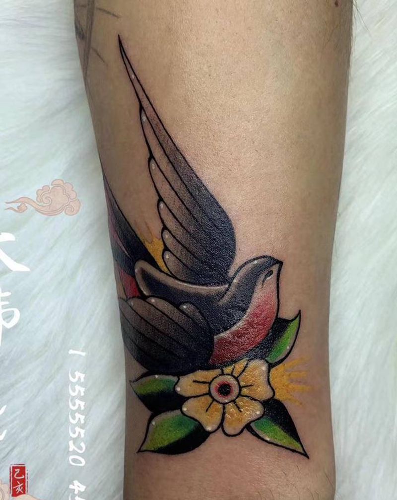 燕子纹身图片_手臂Old School燕子纹身图案