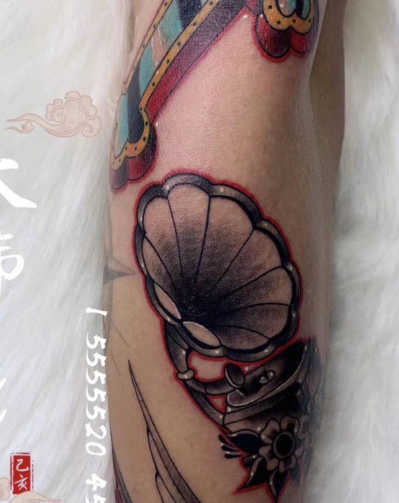 留声机和十字架纹身纹身图片_手臂Old SchoolNew School留声机十字架纹身图案