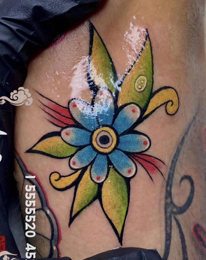 欧美小花纹身图片_手臂Old SchoolNew School花纹身图案